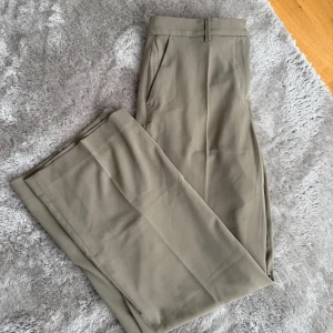 Gröna kostymbyxor med raka ben - Från H&M. Strl 40 men skulle också säga att de passar dig som bär strl 38. Lite militärgröna i färgen.