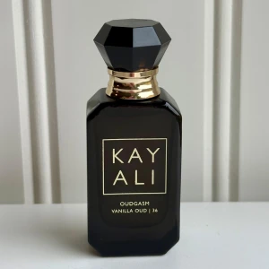 Kayali Oudgasm Vanilla Oud 10 ml - Kayali Oudgasm Vanilla Oud | 36 är en Eau de Parfum på 10 ml. Den är enbart testad, vilket syns på bild. Givetvis förvarad mörkt och svalt. 
