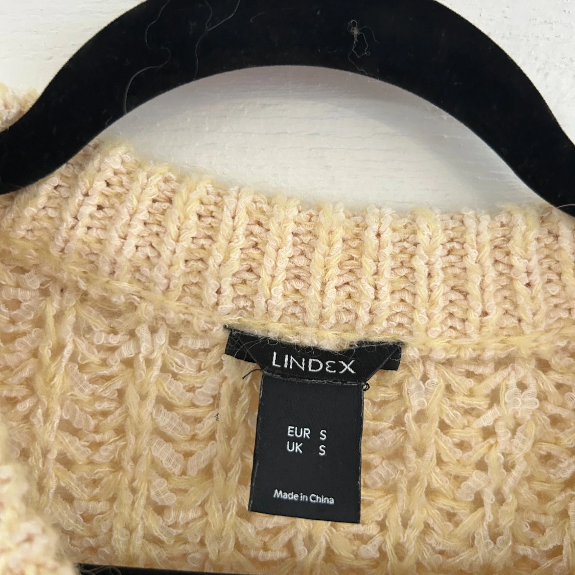 Gul stickad tröja - 2