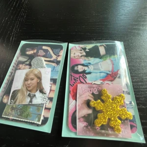 BLACKPINK kit  - Ett fint BLACKPINK kit . Inehåller 5 radom kort 1 klistermärken och en liten bild och. Ett litet papper med BLACKPINK BLACKPINK saker fan cop