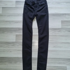 Svarta skinny jeans från Cubus  - Svarta jeans med skinny fit från Cubus. Klassisk femficksmodell med bälteshällor och knappstängning. Jeansen har smala ben och är tillverkade i ett stretchigt bomullsmaterial för en tajt och bekväm passform.