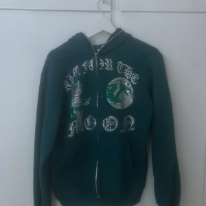 Rhinestone Hoodie - En snygg zip up men inte min stil längre använd ett tag men inte mycket passar s