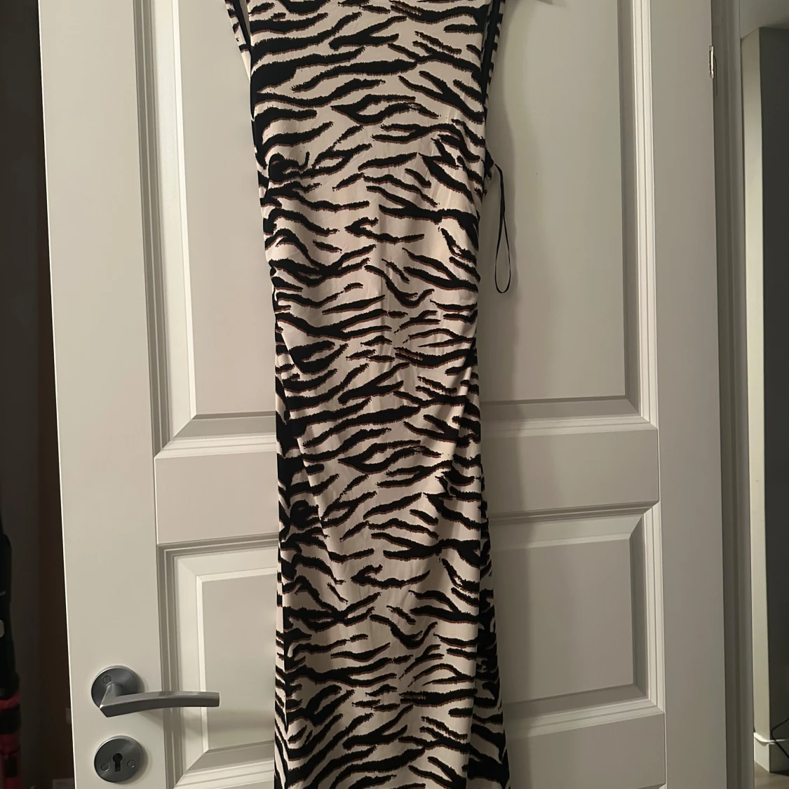 Zebramönstrad långklänning med öppen rygg