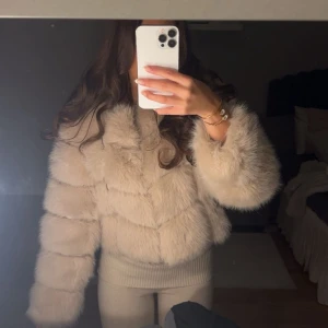 Beige fur coat - Säljer min helt nya beigea fur coat pågrund av att den sitter lite för tight. Den har en croppad passform och långa ärmar. Jackan är perfekt för hösten och håller värmen. Då jag har storlek small vanligtvis i kläder så får jag inte plats med dubbla lager under jackan.🤎🤎🍂