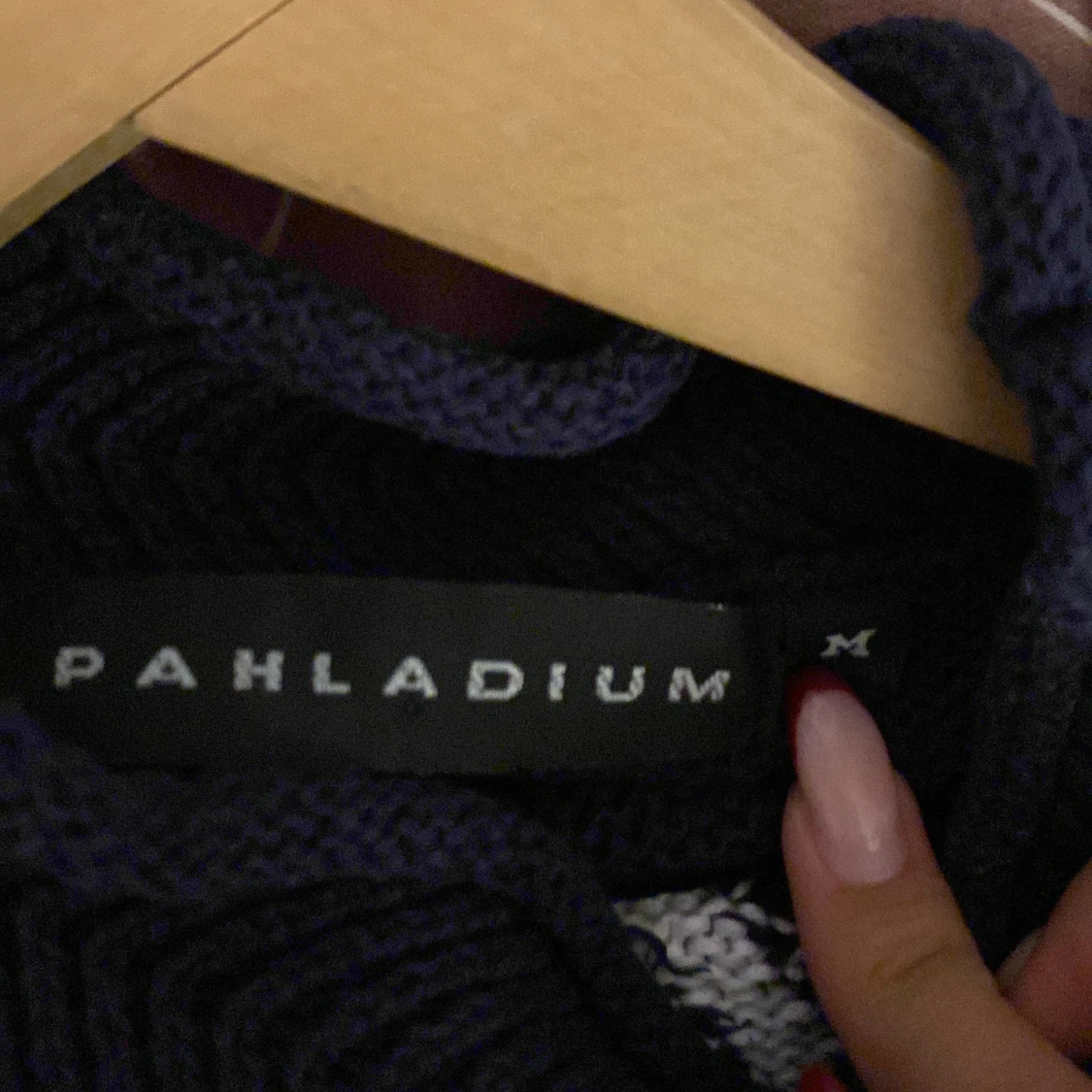 Marinblå stickad tröja med ankare - 1