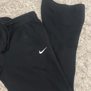 Svarta mjukisbyxor från Nike - Hej! Säljer dessa Nike mjukisbyxor, har bara använt 1 gång!! Nypris 500kr mitt pris 300kr eftersom dom knappast är rörda🩷