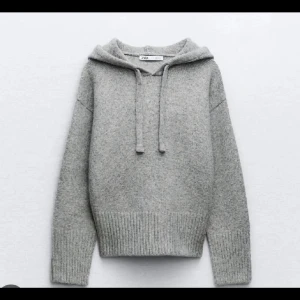Zara hoodie  - Mysig grå hoodie från Zara i ullmix med ribbade muddar och nederkant. Tröjan har huva med snörning och lång ärm, perfekt för kyliga dagar. Enkel och stilren design som passar till allt.
