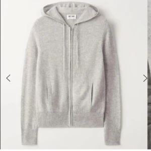 Zip up i kashmir från Soft Goat - Supermjuk ljusgrå hoodie i kashmir från Soft Goat. Tröjan har dragkedja, huva med snörning och ribbade muddar. Perfekt för dig som vill ha en stilren och bekväm look. Snygg passform och sköna fickor framtill. Storlek S. Nypris 2500kr. Skriv vi frågor! 