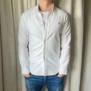 Ralph Lauren skjorta - Storlek S Slimfit | modellen är 185 cm lång och väger va 77 kg och den är för liten