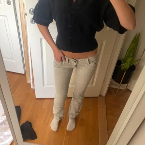 Ljusgrå bootcut jean - Säljer ett par ljusgrå jeans köpta på sellpy men från tommy hilfiger med bootcut passform och låg midja. Midjemåttet är 72 cm och för referens är jag 167 cm lång med innerbenslängd på 80 cm!💕