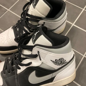 Nike Air Jordan 1 - Lite smutsiga runt sulan, annars jättebra skick. Nypris 4000kr