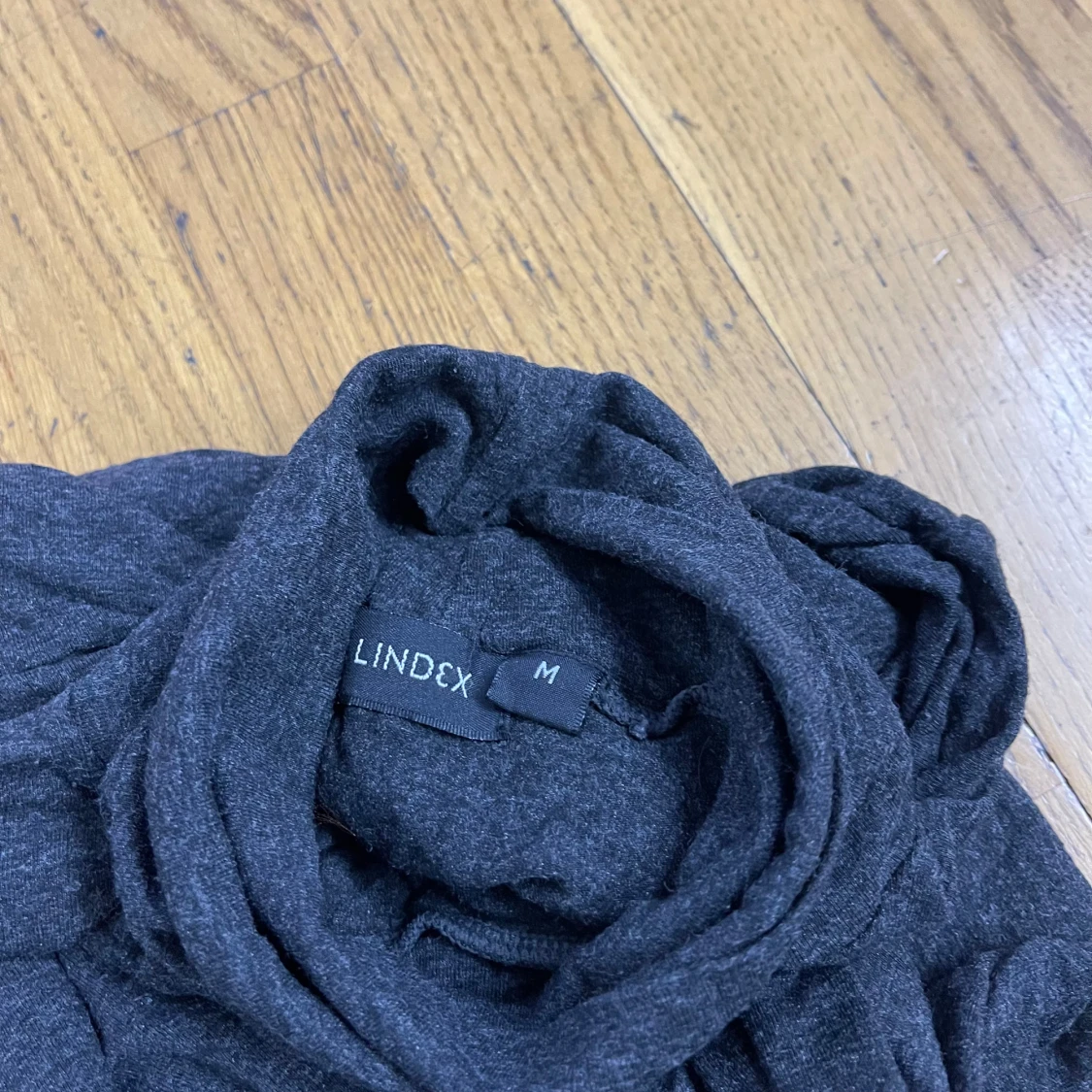 Mörkgrå polotröja från Lindex - 1