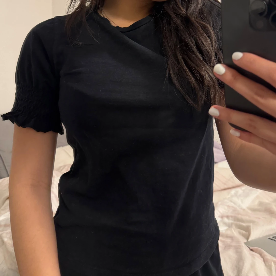 Svart t-shirt med puffärm och smock - 2