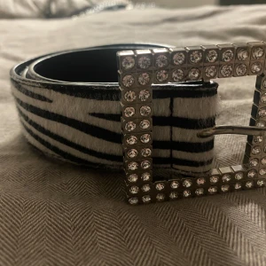 Zebramönstrat y2k bälte!😝👌 - Y2k zebrabälte från glamorous! 💗95cm långt✨✨