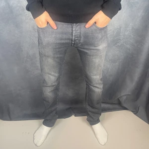 Jacob cohen jeans - Hej säljer nu mina fina jacob cohen jeans ”BARD” i storlek W31. De är i nytt skick och kommer vara otroligt snygg nu i höst. Nypris cirka 5200kr! Vi kommer att sälja liknande produkter så glöm inte följa profilen!🌊🍾