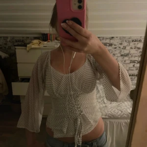 Prickig blus med snörning från OOTN - Supersöt vit blus med svarta prickar från OOTN. Köpt på vinted men tyvärr för liten, så skulle säga Xs/S istället än S. Toppen har vida trekvartsärmar, markerad midja med snörning framtill och lätt volang nertill. Tunt och luftigt material som ger en romantisk vibe.  