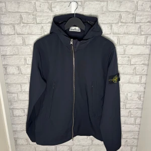 Stone Island jacka - Säljer nu denna Stone Island jacka i modellen ”Light Soft Shell” som är en perfekt höst/vår jacka. Jackan är använd endast några enstaka gånger och är i nytt skick. Hör av dig vid intresse! 🙌