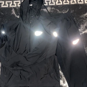 Nike Miller svart dress - Nike Miller svart dress använd i typ 1 månad  passar storlek S och M , skriv gärna hur lång du är och hur mycke du väger iaf du vill veta om den passar dig 