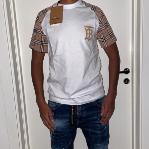 Burberry t shirt strl S - Storlek S. Helt ny. Fin replika med grym kvalitet. Modellen är 175 cm väger 67 kg, Bär S i bilden. pris: 1000:- först till kvarn 