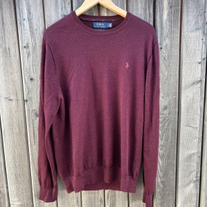 Vinröd merinoullströja Polo Ralph Lauren - Vinröd merinoullströja från Polo Ralph Lauren i slim fit. | Storlek L | Grymt skick 