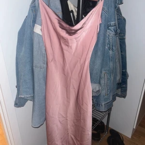 silk klänning - silk klänning, ingen aning vad varumärket är eftersom att den var klippt av gamla ägaren men är som ny. är lite skrynklig i botten men syns inte när man väl har på den! priset går att diskuteras om💗