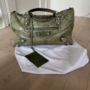 Balenciaga citybag  - Så cool och välbehållen. Den får plats med allt så perfekt jobb/skolväska ! Har däremot några missfärgningar (bild 4/5). Dustbag medföljer👌 Säljer en till citybag och fler märkesväskor i min profil så kika gärna där med!