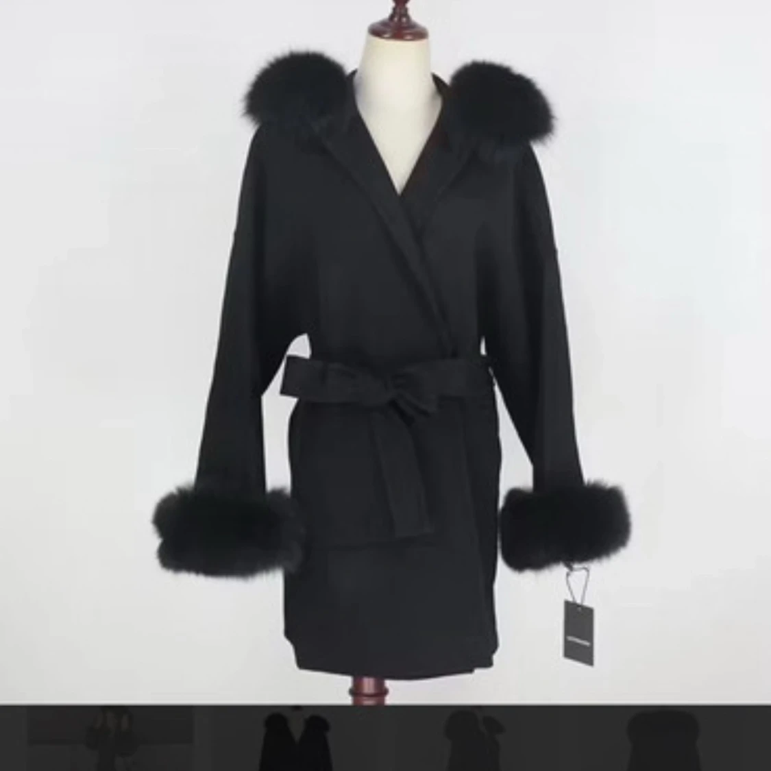 Svart kappa med fuskpälsdetaljer