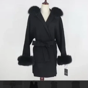 Svart kappa med fuskpälsdetaljer - Snygg svart kappa med bred krage och ärmslut i fuskpäls. Kappan har ett matchande bälte i midjan för en markerad siluett. Perfekt för dig som vill ha en elegant och trendig look. För bättre bilder och info kan skickas privat  ( pris kan diskuteras )