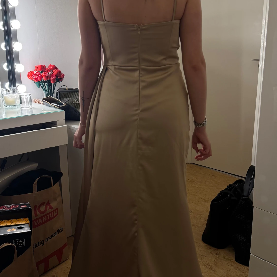 Champagnefärgad långklänning med slits - 3