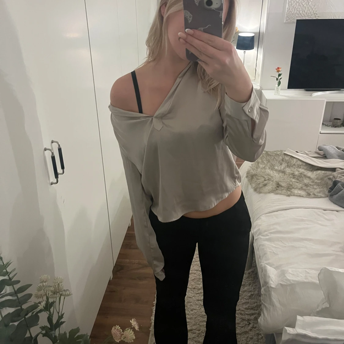 Beige sidenblus med v-ringning - 1