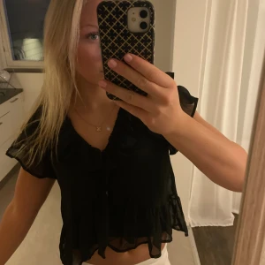 Svart blus - Säljer en jättefin svart blus från Nelly. Aldrig använd. Storlek S