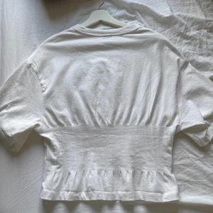 Vit croppad topp med rynkade detaljer - Vit topp från Gina, använd fåtal gånger 