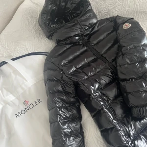 Moncler jacka Bady storlek 1 - Säljer min dunjacka från Moncler. Jackan har klassisk Moncler-logga på ärmen och quiltad design. Perfekt för kalla dagar och riktigt snygg streetstil. Kommer med original Moncler-fodral. Köpt från en tjej här på Plick använd en vinter. Dessvärre inget kvitto på jackan men dustbag/Moncler-fodral tillkommer. Dock kan man enkelt bara scanna QR koden för äktbevis som tar dig in till moncler hemsida. Storlek 1 = XS (Se sista bilderna för defekterna på jackan) där av säljer jag den lite billigare 💕🌸