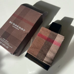 Burberry London Eau de Toilette - Stilren parfym från Burberry London, 50 ml. Eau de toilette för män med klassisk design och ikoniskt mönster. Perfekt för dig som vill ha en tidlös och trendig accessoar i din samling.