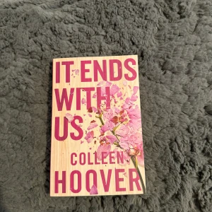 It Ends With Us - En populär roman med ett snyggt omslag som lockar unga vuxna. Perfekt för dig som gillar starka känslor, relationer och berättelser som berör. Boken är lätt att ta med och passar både till mysiga hemmakvällar och resor.