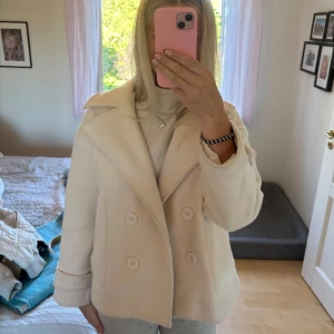 Beige kappa från Design by Si - Säljer en beige kappa från Design by Si, stl S, superfin och bra till hösten💞