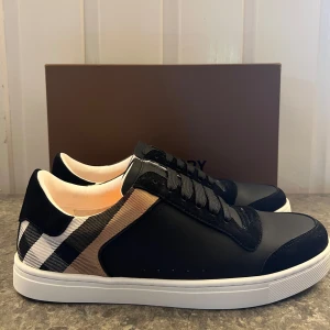 Burberry skor - Kondition 10/10, Storlek 43, Fraktas inom 0-1 Arbetsdagar, Byten tas ej emot
