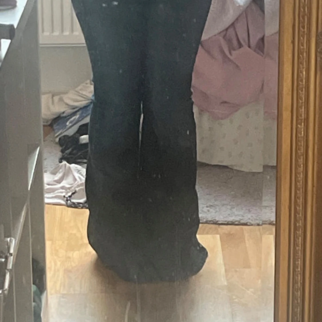 Mörkblå bootcut jeans med broderade fickor - 3