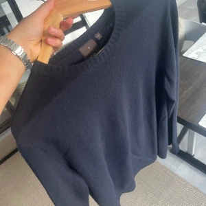 Oscar Jacobsson Ull-Kashmir Tröja, S, Mörkblå, Mycket Bra Skick - Hej! Säljer nu den här Oscar Jacobsson tröjan då den knappt kommit till användning. Tröjan är gjord av ull och kashmir, använd ett fåtal gånger och i mycket bra skick. Perfekt lagerplagg inför vintern.  Storlek: S Färg: Mörkblå  Kan skickas (köparen står för frakt) eller hämtas i Täby. Först till kvarn gäller.  Vid frågor eller för fler bilder - skicka gärna ett meddelande.  Mvh William