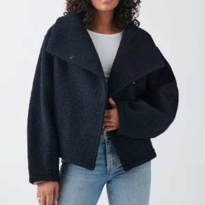 Blå teddyjacka från Gina tricot - Mysig marinblå teddyjacka från Gina tricot med oversized passform. Jackan har lång ärm och stängs med dolda knappar framtill. Jackan är knappt använd så inga täcken på användning, den är väldigt stor i storlek så den är mer som en S än en XXS 