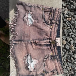 Jeans kjol - Super snygg jeanskjol från one teaspoon.       Storlek 27