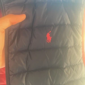 Mörkblå dunväst från Polo Ralph Lauren XL - Säljs billigt pga att dragkedjan är sönder men går att laga