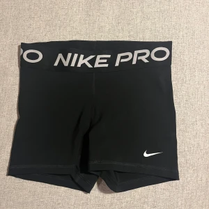 Nike Pro svarta träningstights shorts - Svarta Nike Pro shorts med bred resår i midjan där det står NIKE PRO. Storlek S. Har endast använt dem 1 gång! Nypris 300