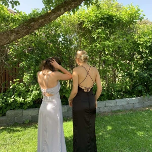 Svart långklänning med öppen rygg - Endast använd 2 gånger, inga slitage eller märken på den! Pris går alltid att diskuteras såklart!