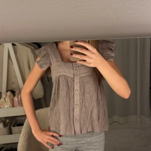 Ljus brun topp Zara - Säljer min jättefina topp från Zara pågrund av att den inte används längre!! Jättefin topp till middagar nu i höst❤️