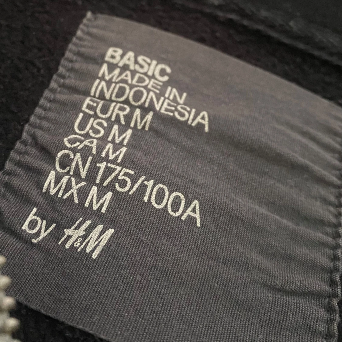 Svart hoodie med dragkedja från H&M - 2