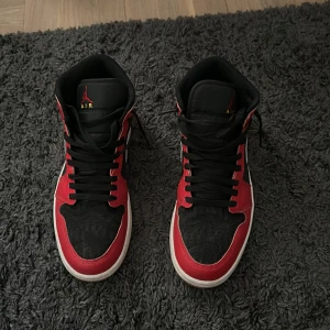 Nike Jordan 1 röd  - De är använda 5-6 gånger. Väldigt bra skick. Storlek 42