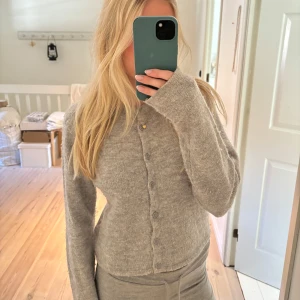 Stickad kofta - Grå stickad kofta från gina tricot, koftan har tecken på användning då den är nopprig