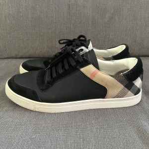 Burberry skor -  Tjena, säljer nu dessa riktigt snygga och populära Burberry skorna. Det är mycket bra skick som syns på bilderna endast skorna ingår. Hör av er vid frågor och funderingar🙌🤝