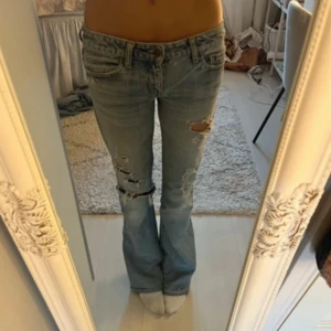 Levis 517 ljusblå bootcut jeans 28 - Ljusblå jeans med bootcut passform och slitna detaljer på benen. 